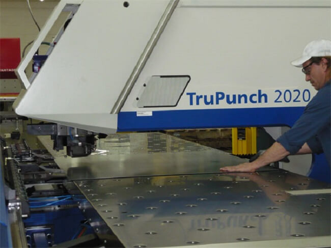 máy đột dập kim loại tấm hiện đại TruPunch 2020