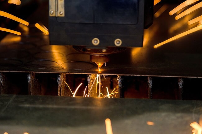 Sử dụng cắt laser để cắt các lỗ đơn giản